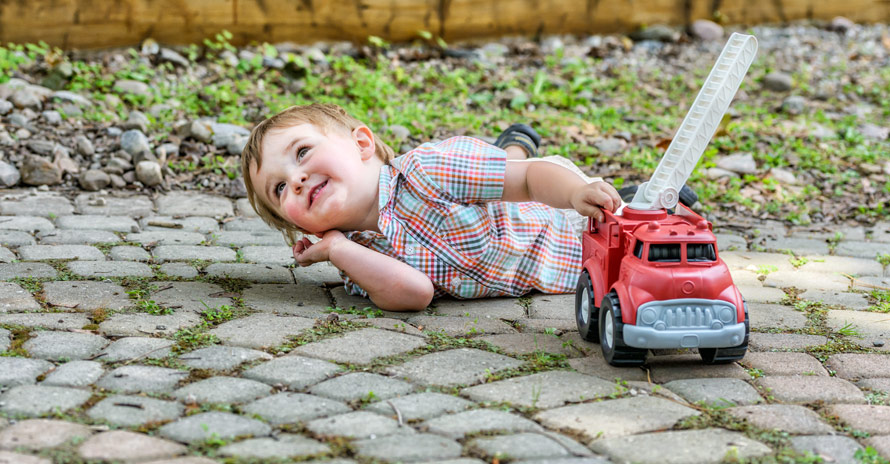 Kindern den Umgang mit Feuern erklären