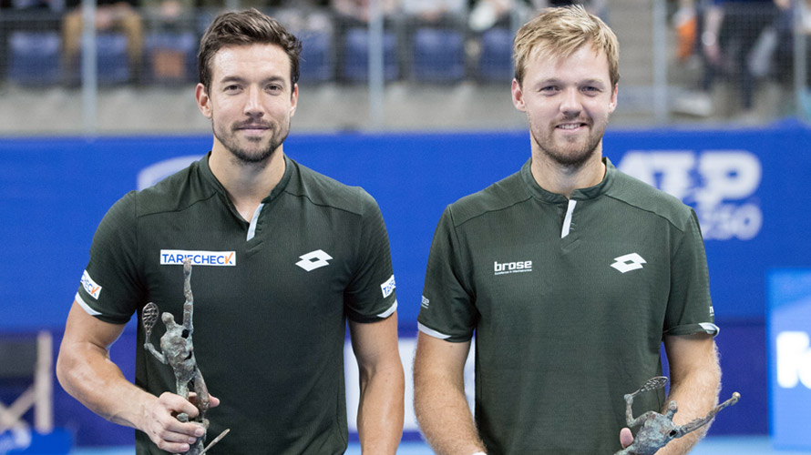 Andi Mies und Doppelpartner Kevin Krawietz nach dem ATP-Turniersieg in Antwerpen 2019